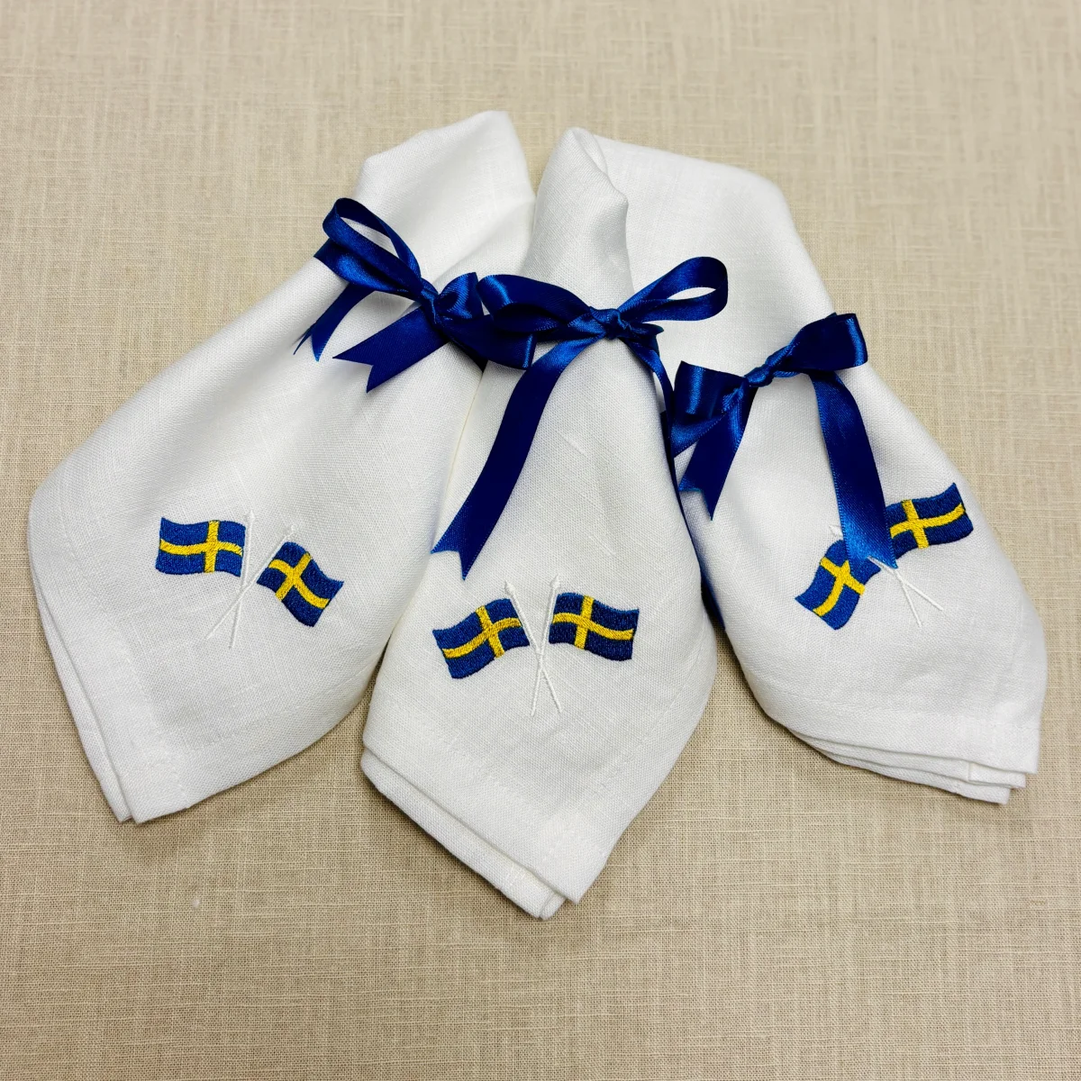 Vita linneservetter med broderade flaggor - Bild 2